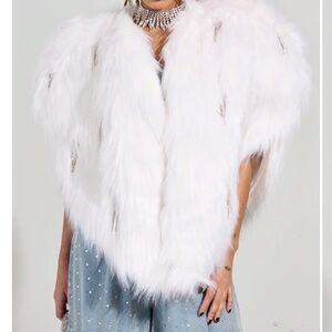 AKIRA LIMITED EDITION STAR LOVER FAUX FUR HEART VEST IN WHITE Size O/SO/S